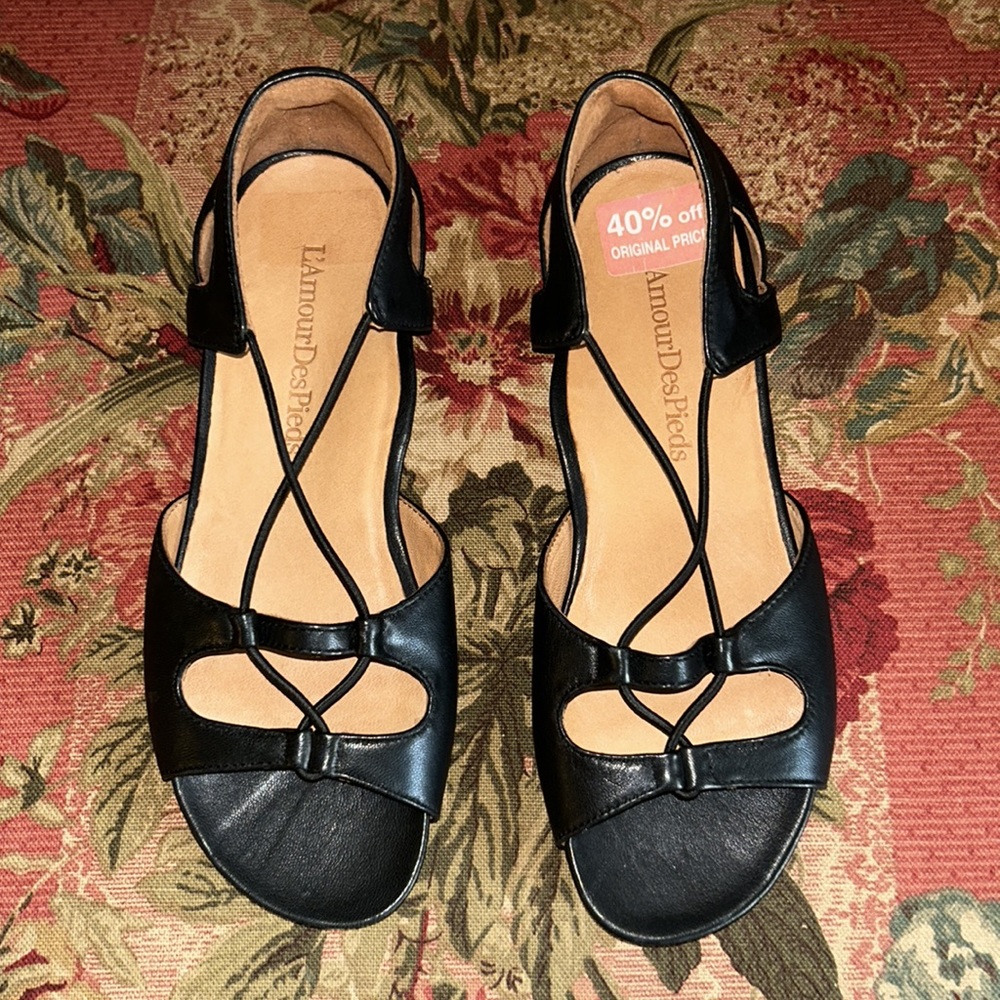 L’Amour Des Pieds Leather Sandal